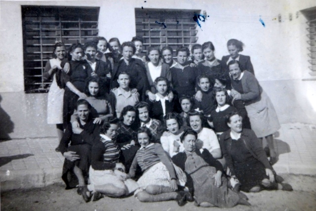 Patio de la prisión de Ventas, noviembre de 1945.  Sentada en el bordillo, segunda por la derecha, con blusa blanca, Manolita del Arco. Archivo personal de Miguel Ángel Martínez del Arco.