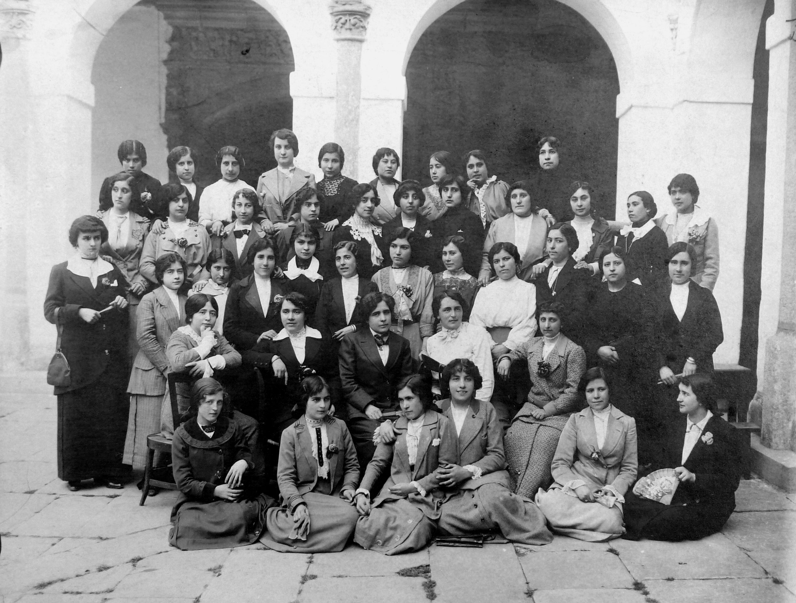 Alumnas de la Escuela Normal de Zamora, 1914. Justa Freire, arrodillada, es la tercera por la izquierda. Legado Justa Freire. Fundación Ángel Llorca.