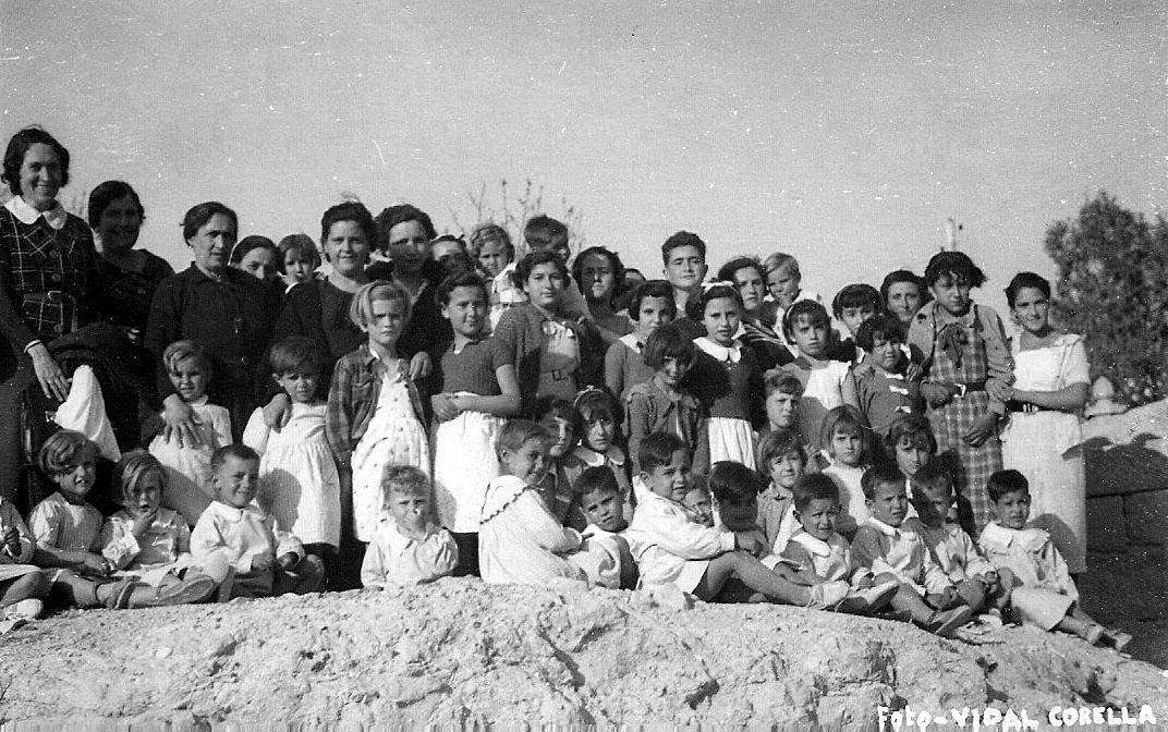 Justa Freire con maestras y niños en las colonias escolares de Valencia (1937-1938). Foto Vidal Corella. Legado Justa Freire. Fundación Ángel Llorca