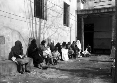 Mujeres cosiendo en el patio de la cárcel de la calle Quiñones. Años 30. Agencia EFE.