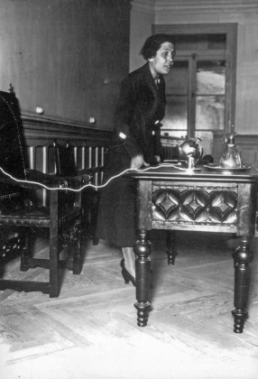 Victoria Kent, en su despacho de abogada, 1933. ARCM. Fondo Santos Yubero.