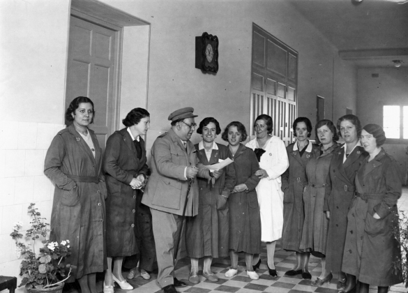 El primer director de Ventas, Francisco Machado, con las jefas y oficialas de la cárcel. 1933. AGA. Cultura. 33/F/01018.