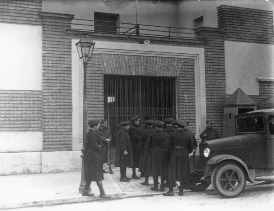 La guardia de asalto apostada en la puerta de la prisión de Ventas (calle Marqués de Mondéjar) para sofocar el motín de presas sociales en demanda de amnistía. 22-2-1936. Fondo Santos Yubero. ARCM.
