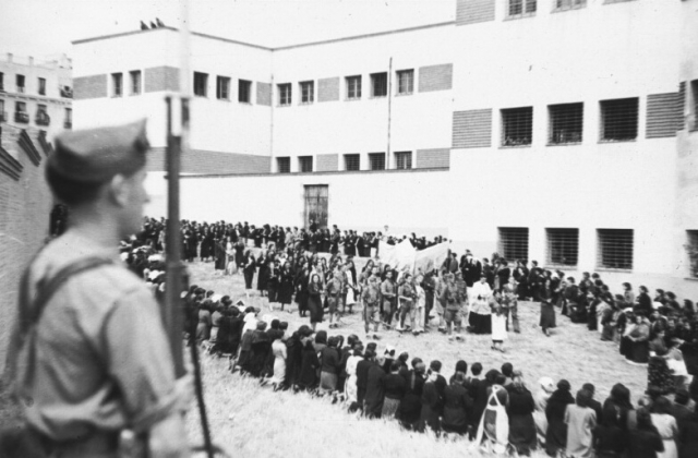 Procesión del Corpus celebrada en el interior de la cárcel de Ventas, a su paso por la fachada posterior del edificio, junio de 1939. ARCM. Fondo Santos Yubero. Sig. 41451.