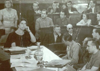Fotografía de la Conferencia Internacional Sanitaria de Ayuda al Pueblo español, Valencia, julio de 1937. Sentada a la mesa, Matilde Landa.