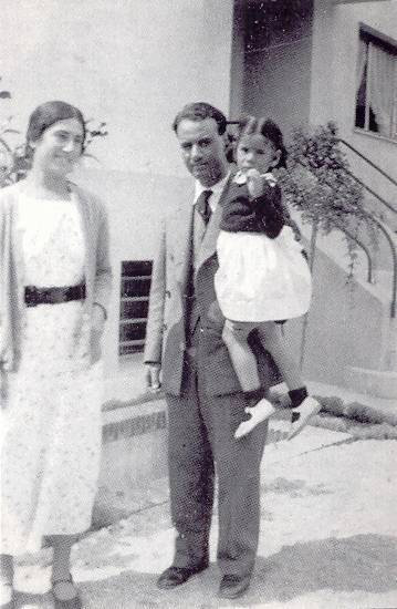 Matilde con su marido, Francisco López Ganivet, y su hija Carmen, en la puerta de su domicilñio madrileño de Maestro Ripoll, s/f. Archivo Familia López Landa.