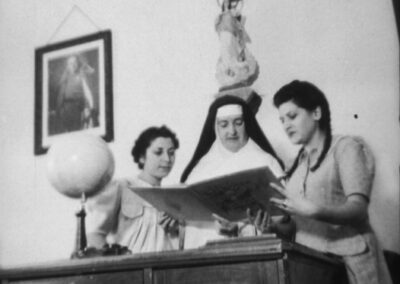 Clases elementales a las reclusas, a cargo de las Hijas del Buen Pastor. 30/8/1941. Fondo Santos Yubero. ARCM. Sig, 37716.