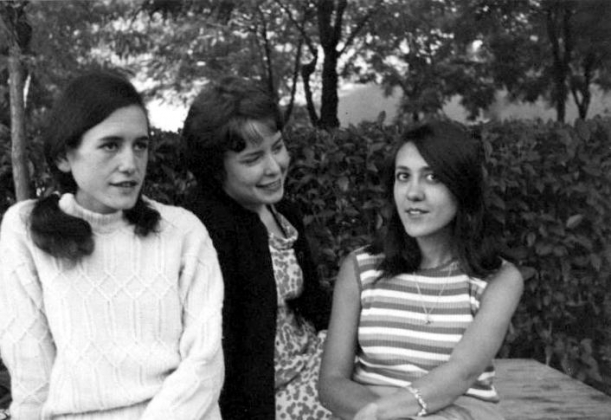 De izquierda a derecha: Arantza Urruti Odriozola; Pilar Pérez Benito y Encarnación Formenti Arener, en la prisión de Alcalá de Henares, poco después del cierre de Ventas en julio de 1969 . Cortesía de Lola Canales.
