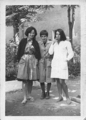 De izquierda a derecha: Alicia Mur; Luisa Álvarez de Toledo y Maura; y Lola Canales, en la prisión de Alcalá de Henares, 24/09/1969, poco después del cierre de Ventas en julio de 1969 . Cortesía de Lola Canales.