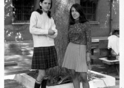 De izquierda a derecha: Arantza Urruti Odriozola y Encarnación Formenti Arener, en el patio de la prisión de Alcalá de Henares, poco después del cierre de Ventas en julio de 1969 . Cortesía de Lola Canales