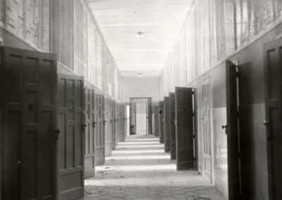 Pasillo de aceso a celdas individuales, 1933. AGA. Sección Cultura, 33/F/00750