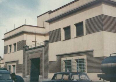 Vista de la entrada principal de la cárcel, calle Marqués de Mondéjar. 1968. Archivo personal de Pablo Iglesias Núñez