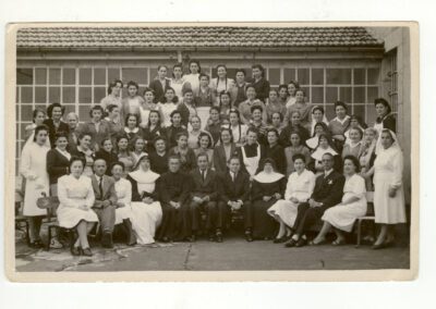 Sanatorio antituberculoso de Segovia, 30 de septiembre de 1946. Archivo personal de Nieves Torres. De pie, al extremo derecho, con un pañuelo cubiréndole la cabeza, Nieves Torres, por entonces enferma de estafilococos.