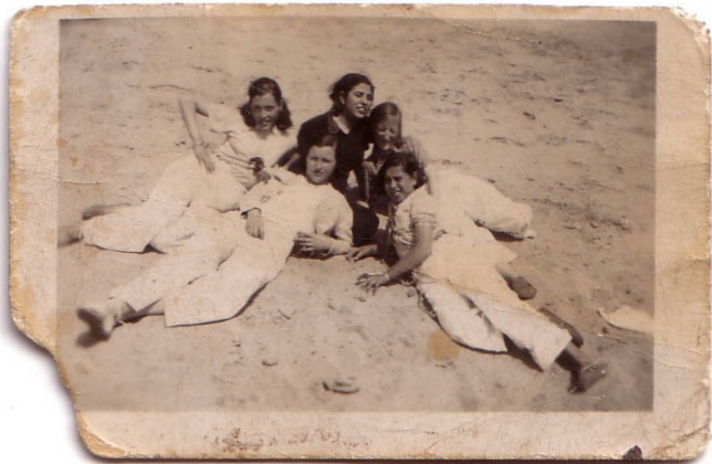 Ángeles, en Torrejón de Ardoz, con unas amigas. Tenía quince o dieciséis años. Archivo personal de Ángeles García-Madrid.