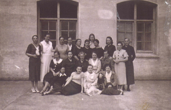 Foto de grupo en la prisión de Amorebieta. 1940 ó 1941. Trinidad, de pie y con bata blanca, es la segunda por la izquierda. Archivo personal de Trinidad Gallego Prieto.