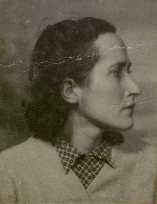 Retrato para fotografía de carnet de Mercedes Núñez, s/f. Archivo de Pablo Iglesias Núñez.