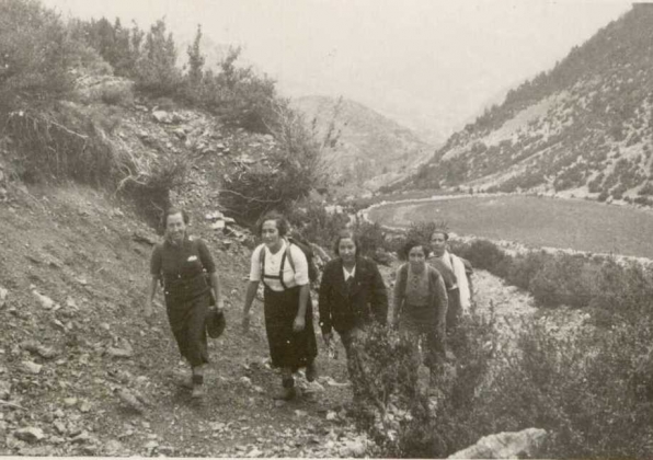Mercedes Núñez (con blusa blanca)  en una excursión de montaña (Pirineos), organizada por la asociación "Amics del Sol", año 34 o 35. Archivo de Pablo Iglesias Núñez.