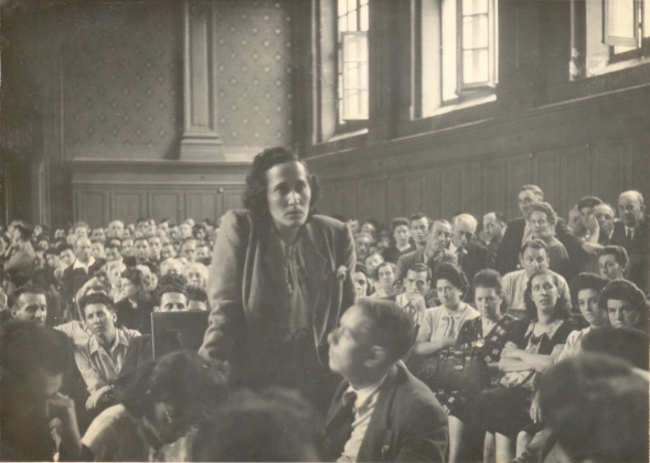 Mercedes testificando en el juicio contra el colaboracionista René Bach, auxiliar de la Gestapo en Carcasonne, 1945. Archivo de Pablo Iglesias Núñez.
