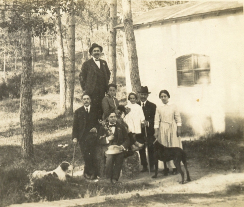 Foto familiar en Bergondo, s/f. Mercedes aparece de niña con su padre y su abuelo. Archivo de Pablo Iglesias Núñez.