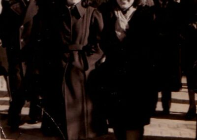 Paseando con una amiga por la calle de Alcalá, Madrid, 1948. Archivo personal de Ángeles García-Madrid.
