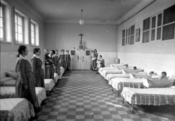 Dormitorio de madres con hijos pequeños en la maternal de Ventas (15/03/1955). Fondo Santos Yubero. ARCM. Sig. 1067.