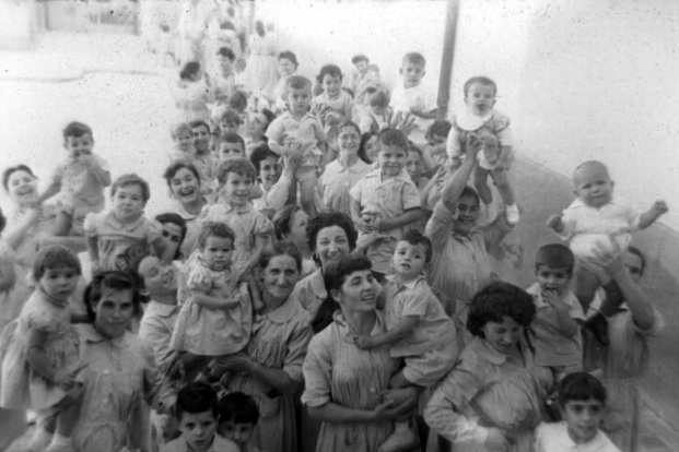 Presas de Ventas recibiendo la visita de sus hijos por el día de la Merced. 24/9/1960. Fondo Santos Yubero. ARCM. Sig. 18.062.
