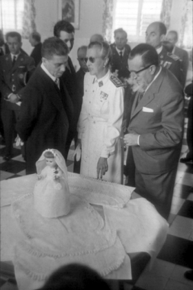 Visita de autoridades y exposición de labores de reclusas por el día de la Merced, con María Topete como directora de la Maternal de Ventas ( 24/9/1960). Sig. 18.062.