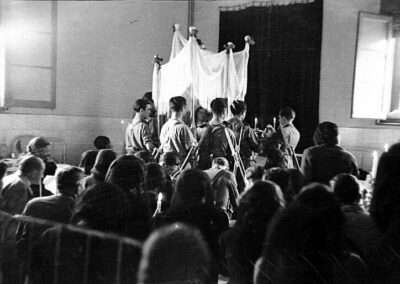 Procesión del Corpus celebrada en el interior de la cárcel de Ventas, a su llegada a la enfermería de la cárcel, junio de 1939. ARCM. Fondo Santos Yubero. Sig. 41451.