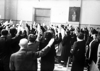 Procesión del Corpus celebrada en el interior de la cárcel de Ventas, a su llegada al antiguo salón de actos convertido en capilla, junio de 1939. ARCM. Fondo Santos Yubero. Sig. 41451.