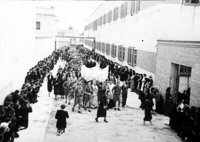 Procesión del Corpus celebrada en el recinto exterior de la cárcel de Ventas, a su llegada al cuerpo principal de galerías, junio de 1939. ARCM. Fondo Santos Yubero. Sig. 41451.