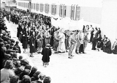 Procesión del Corpus celebrada en el recinto exterior de la cárcel de Ventas, acercándose al cuerpo principal de galerías, junio de 1939. ARCM. Fondo Santos Yubero. Sig. 41451.