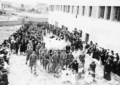 Procesión del Corpus celebrada en el recinto exterior de la cárcel de Ventas, junio de 1939. ARCM. Fondo Santos Yubero. Sig. 41451.