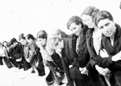 Procesión del Corpus celebrada en el recinto exterior de la cárcel de Ventas, junio de 1939. Detalle de fila de presas. ARCM. Fondo Santos Yubero. Sig. 41451.