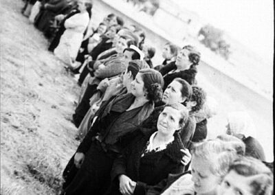 Procesión del Corpus celebrada en el recinto exterior de la cárcel de Ventas, junio de 1939. Detalle de fila de presas. ARCM. Fondo Santos Yubero. Sig. 41451.