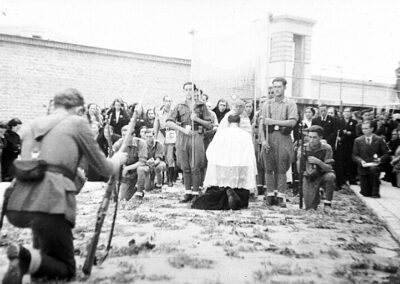 Procesión del Corpus celebrada en el recinto exterior de la cárcel de Ventas, junio de 1939. Fondo Santos Yubero. Sig. 41451.