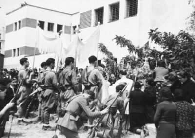 Procesión del Corpus celebrada en el recinto exterior de la cárcel de Ventas, a su paso por la fachada posterior, junio de 1939. Fondo Santos Yubero. Sig. 41451.