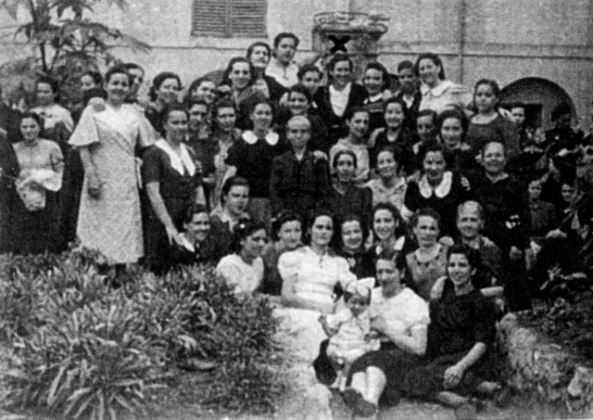 Grupo de presas en el patio del penal de Palma de Mallorca, septiembre de 1941. Señalada con una cruz, Matilde Landa. Archivo de la Asociación de Ex-Presos y Represaliados Políticos.