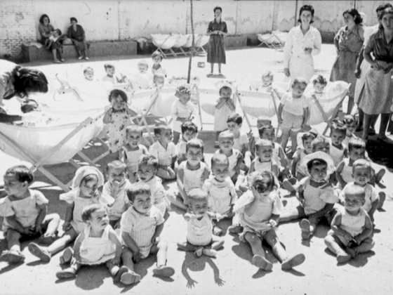 Niños en la prisión de Madres lactantes en Ventas, 15/3/1955. Fondo Santos Yubero. ARCM. Sig. 1067.