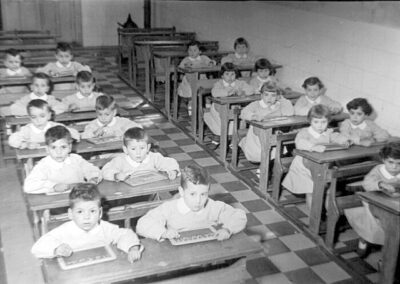 Niños en la escuela de la prisión de madres lactantes de Ventas. 15/3/1955. Fondo Santos Yubero. ARCM. Sig. 1.067.