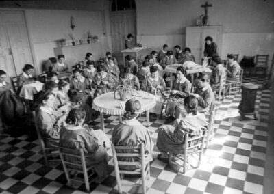 Reclusas cosiendo en la prisión de madres lactantes en Ventas, 15/3/1955. Fondo Santos Yubero. ARCM. Sig. 1.067