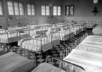 Dormitorio de niños en la prisión de madres lactantes de Ventas, 15/3/1955. Fondo Santos Yubero. ARCM. Sig. 1.067.