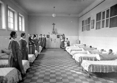Dormitorio de recién nacidos en la prisión de madres lactantes de Ventas, 15/3/1955. Fondo Santos Yubero. ARCM. Sig. 1.067.