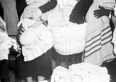 Donativo de canastillas de la sección femenina de Acción Católica en la prisión maternal de San Isidro,Prisión Maternal de San Isidro, 1941. Fondo Santos Yubero. ARCM. Sig. 37130