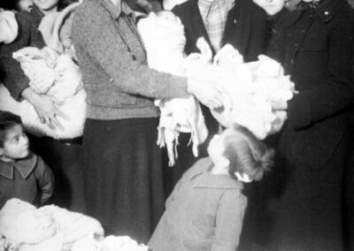 Donativo de canastillas de la sección femenina de Acción Católica en la prisión maternal de San Isidro,Prisión Maternal de San Isidro, 1941. Fondo Santos Yubero. ARCM. Sig. 37130.