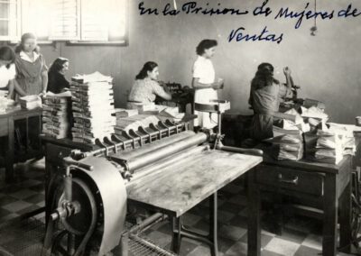 Imagen del taller de manipulado de papel instalado en Ventas, años 50. Biblioteca de la Dirección General de Instituciones Penitenciarias.