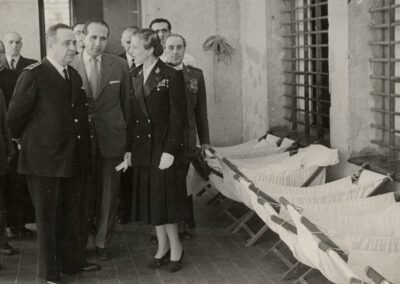 Visita de autoridades a la maternal de Ventas, con María Topete, años 50. Biblioteca de la Dirección General de Instituciones Penitenciarias.