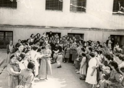 Celebración del día de la Merced en uno de los patios de Ventas, años 50. Biblioteca de la Dirección General de Instituciones Penitenciarias.