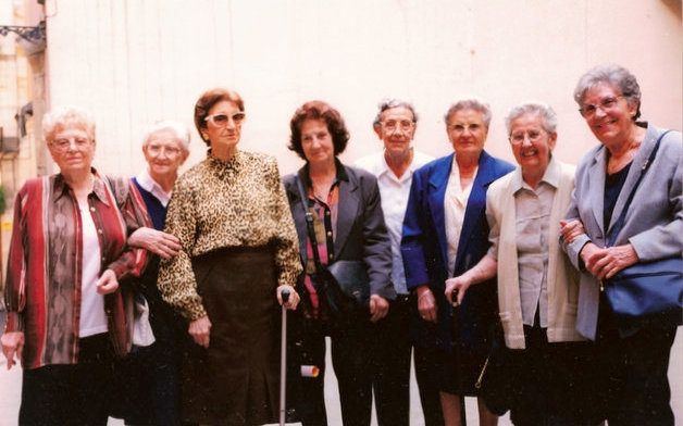 Foto de grupo de las fundadoras de la Asociación Les Dones del 36, Barcelona, 1997. De izquierda a derecha: Conxa Pérez, Rosa Cremón, Enriqueta Gallinat, Manola Rodríguez, Trinidad Gallego, Carme Casas, Victoria Carrasco y Maria Salvo.