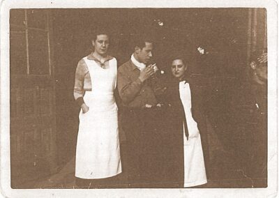 Trinidad Gallego en el hospital de sangre habilitado en el Clínico de Madrid, con su compañera Purificación Jiménez y "Trampatojo", 7-11-1936. Archivo personal de Trinidad Gallego Prieto