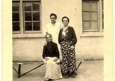 Trinidad Gallego con su madre y su abuela. Prisión de Amorebieta, 1941. Archivo personal de Trinidad Gallego Prieto.